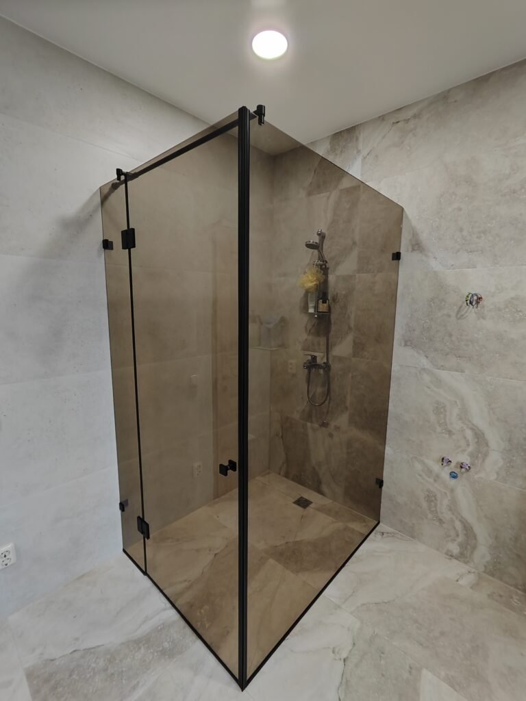 Kampinė dušo kabina tonuotais stiklais Klaipėdoje.