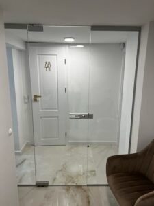 Berėmė stiklo pertvara sumontuota Klaipėdoje