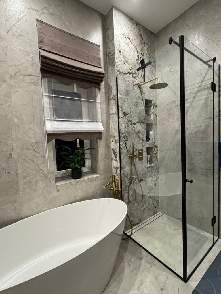 Kampinė dušo kabina "Levuo" iš Pajūrio stiklas