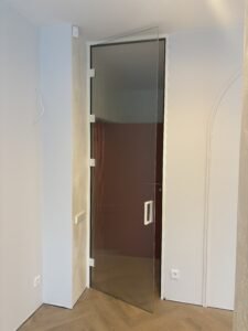 Rifliuoto stiklo durys Klaipėdoje