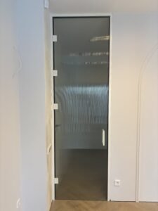 Modernios stiklo durys sumontuotos Klaipėdoje.