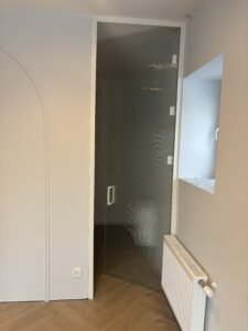 Baltos spalvos stiklo durys iš Pajūrio stiklas.